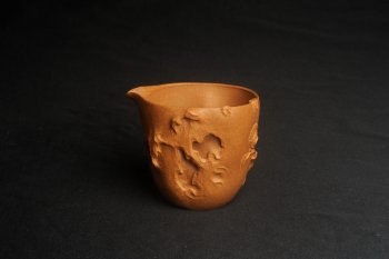 紫砂壶图片：美杯特惠 潜力股赵老师 全手工老黄段泥公道杯 贴页灵动 - 宜兴紫砂壶网