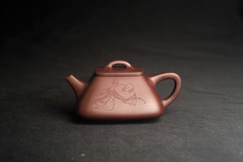 紫砂壶图片：美壶特惠  林旭陶 精致全手工混方石瓢  装饰人物特文气 阳羡有蜀意,东坡爱此居 - 宜兴紫砂壶网