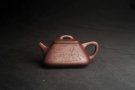 紫砂壶图片：美壶特惠 林旭陶 精致全手工混方石瓢 装饰人物特文气 明月一壶酒 - 宜兴紫砂壶网