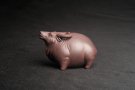 紫砂壶图片：美宠特惠 实力派工艺员姚老师  预计明年升助工  超精品老青灰泥孺子牛茶宠 长8cm高5cm  肌理 - 宜兴紫砂壶网