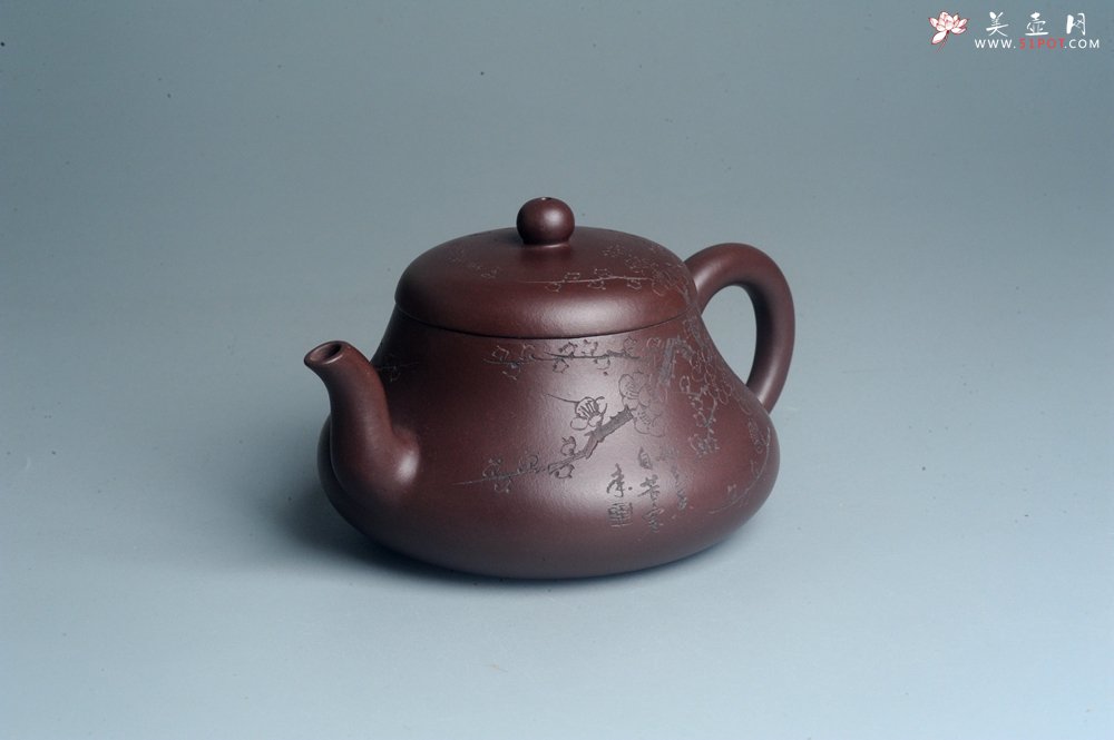 紫砂壶图片：油润底曹青 全手工君德茶壶 通转装饰梅花 特文气 - 宜兴紫砂壶网