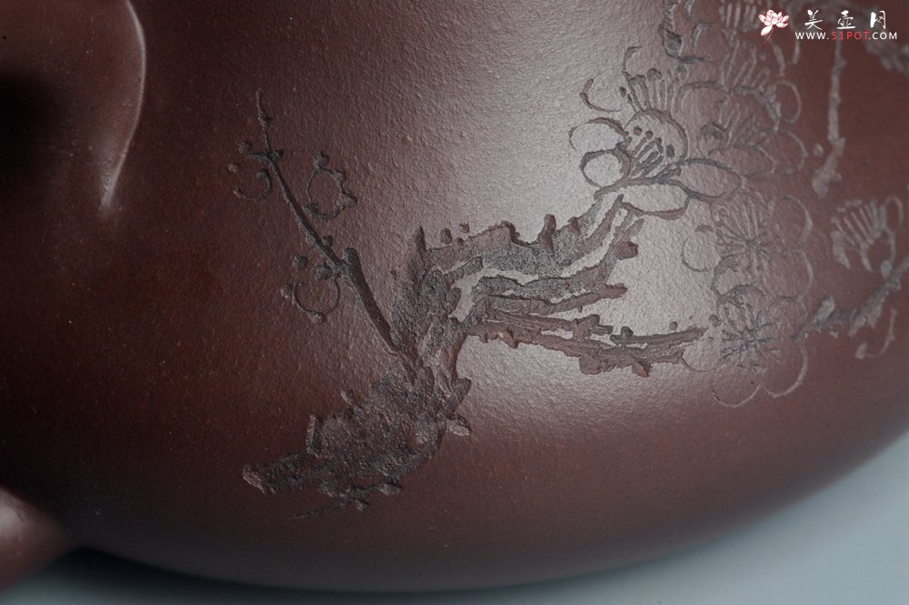 紫砂壶图片：油润底曹青 全手工君德茶壶 通转装饰梅花 特文气 - 宜兴紫砂壶网