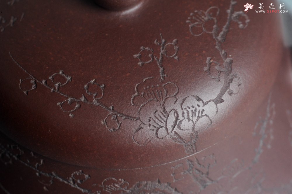 紫砂壶图片：油润底曹青 全手工君德茶壶 通转装饰梅花 特文气 - 宜兴紫砂壶网