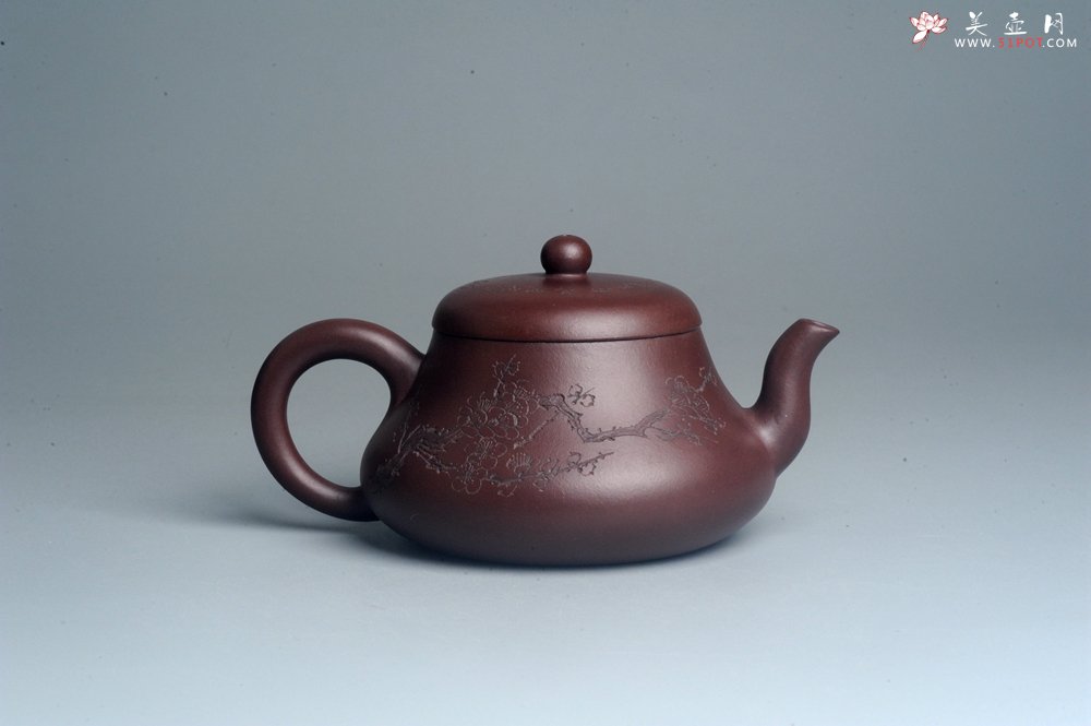 紫砂壶图片：油润底曹青 全手工君德茶壶 通转装饰梅花 特文气 - 宜兴紫砂壶网