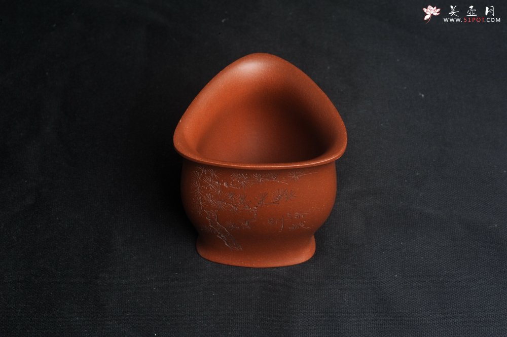 紫砂壶图片：美杯特惠 精致降坡泥三角主人杯 茶杯 梅香竹影青松 特文气 - 宜兴紫砂壶网