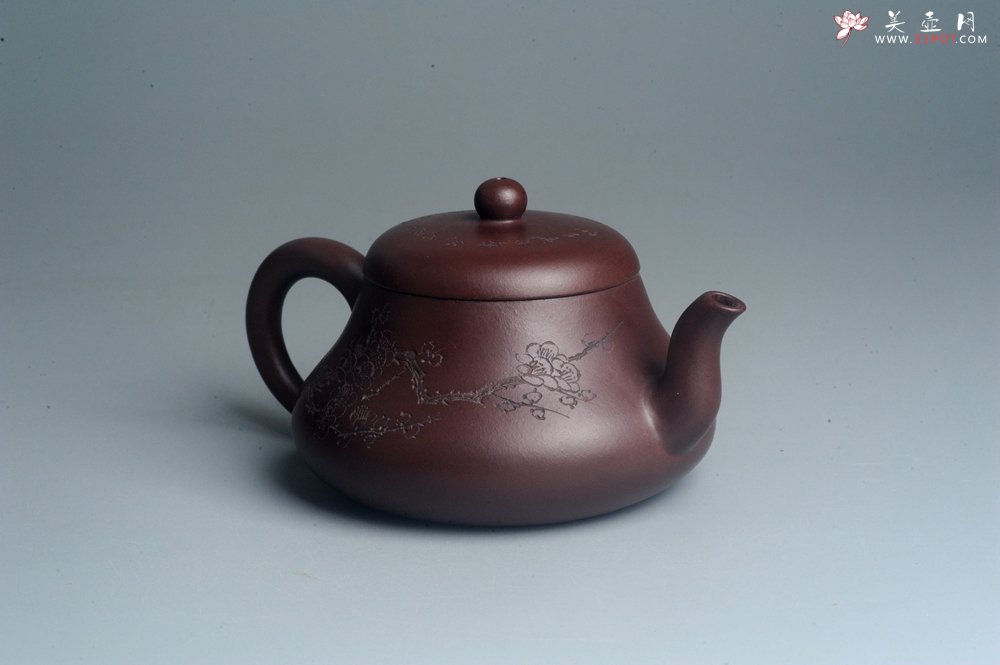 紫砂壶图片：油润底曹青 全手工君德茶壶 通转装饰梅花 特文气 - 宜兴紫砂壶网