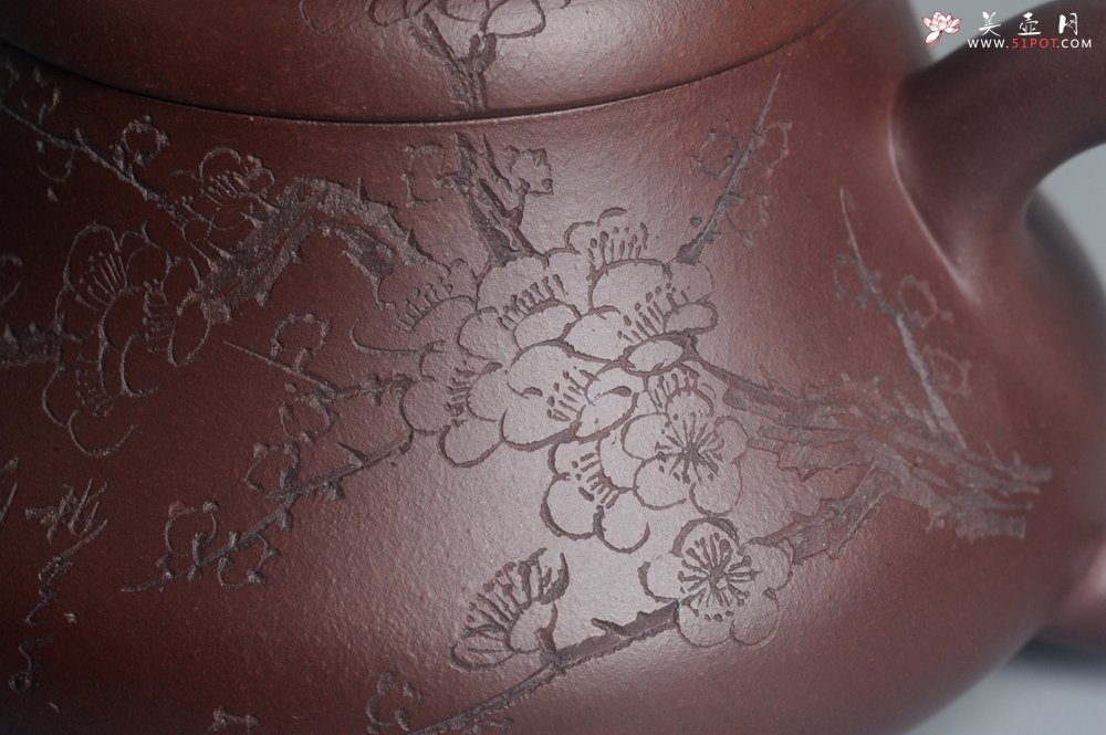 紫砂壶图片：油润底曹青 全手工君德茶壶 通转装饰梅花 特文气 - 宜兴紫砂壶网