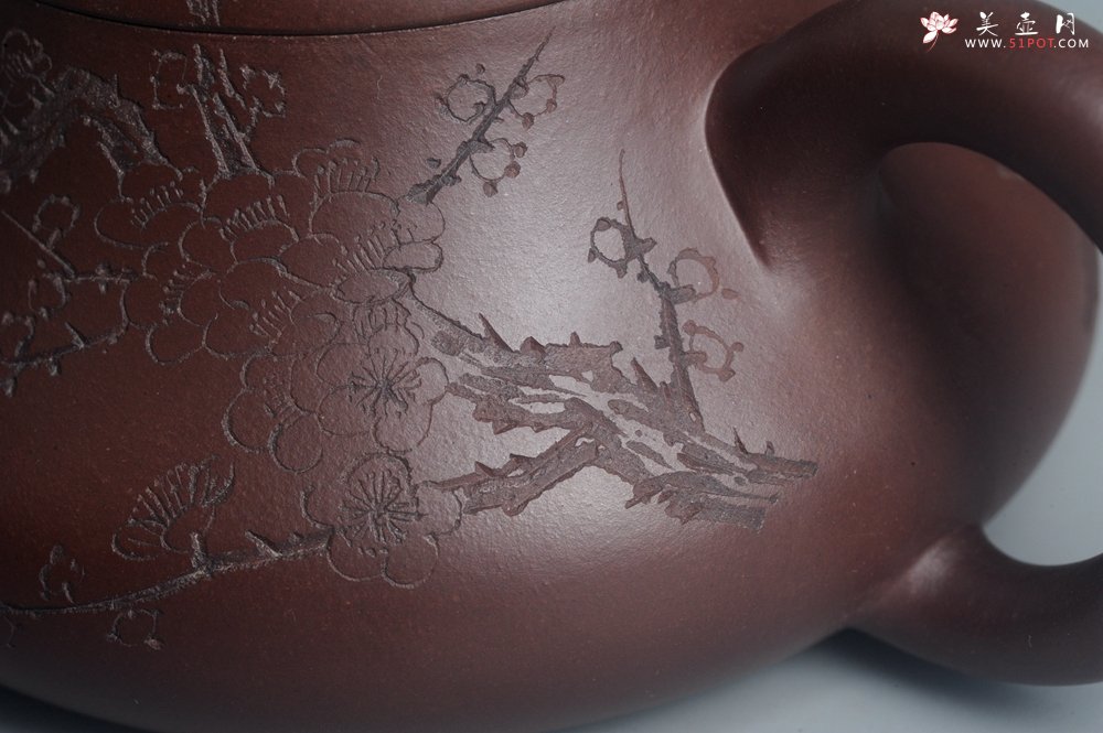 紫砂壶图片：油润底曹青 全手工君德茶壶 通转装饰梅花 特文气 - 宜兴紫砂壶网