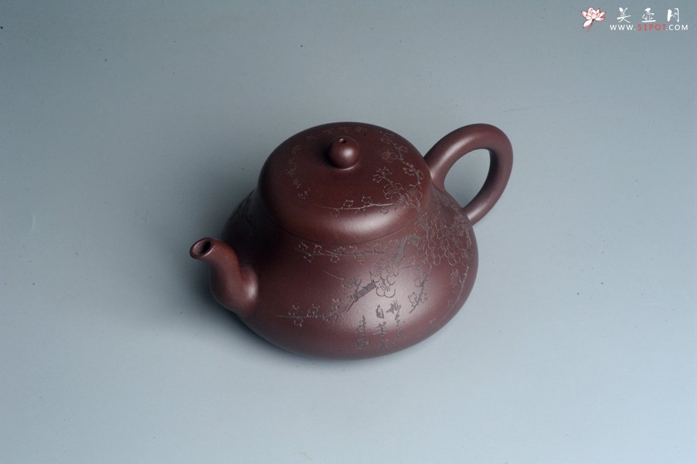 紫砂壶图片：油润底曹青 全手工君德茶壶 通转装饰梅花 特文气 - 宜兴紫砂壶网