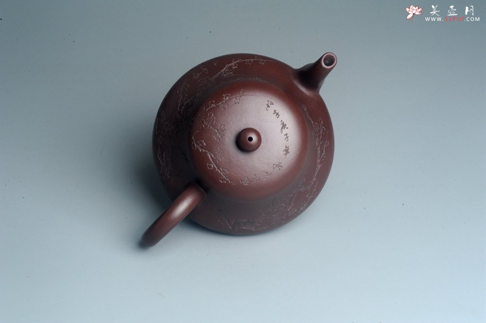 紫砂壶图片：油润底曹青 全手工君德茶壶 通转装饰梅花 特文气 - 宜兴紫砂壶网