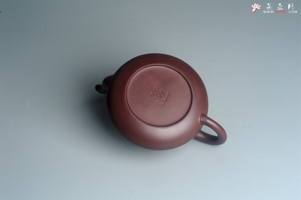 紫砂壶图片：油润底曹青 全手工君德茶壶 通转装饰梅花 特文气 - 宜兴紫砂壶网