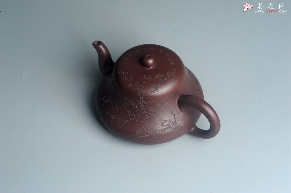 紫砂壶图片：油润底曹青 全手工君德茶壶 通转装饰梅花 特文气 - 宜兴紫砂壶网