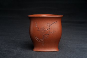 紫砂壶图片：美杯特惠 精致降坡泥三角主人杯 茶杯 梅香竹影青松 特文气 - 宜兴紫砂壶网