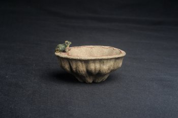 紫砂壶图片：美杯特惠 精致段泥青蛙莲子主人杯 - 宜兴紫砂壶网