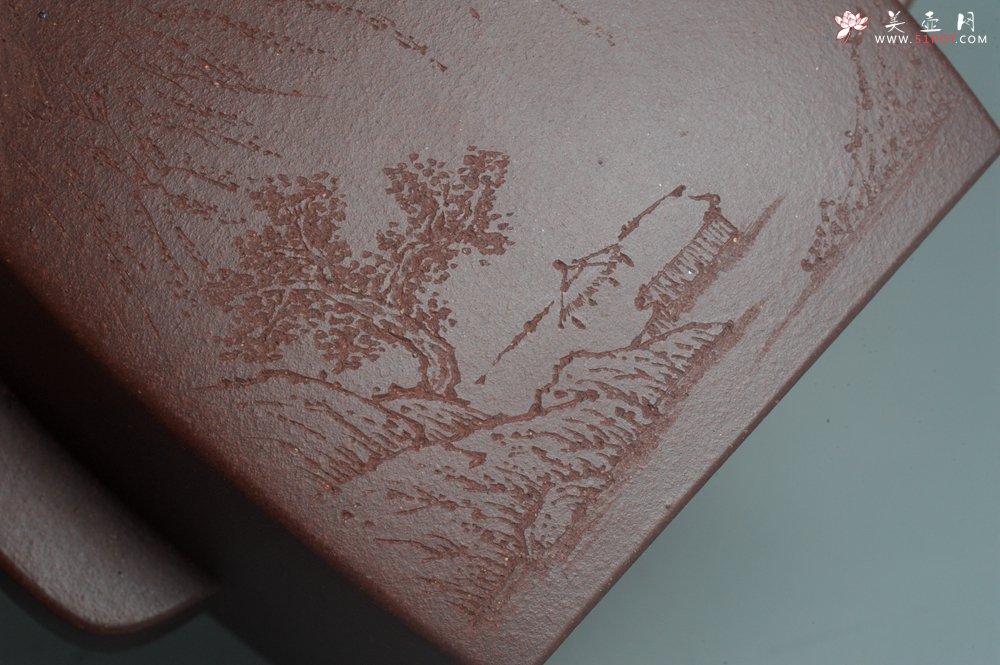 紫砂壶图片：全手工精致汉方壶 装饰山水 特文气 - 宜兴紫砂壶网