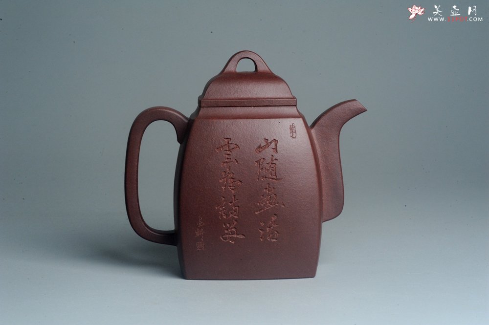 紫砂壶图片：全手工精致汉方壶 装饰山水 特文气 - 宜兴紫砂壶网