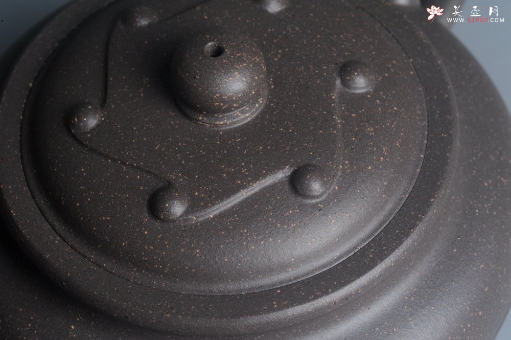 紫砂壶图片：美壶特惠  优质青灰段泥精工三角如意茶壶 茶具 单壶 - 宜兴紫砂壶网