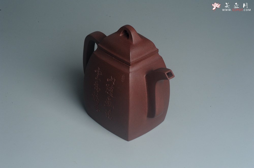 紫砂壶图片：全手工精致汉方壶 装饰山水 特文气 - 宜兴紫砂壶网