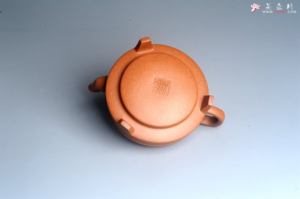 紫砂壶图片：美壶特惠 精致手工茶壶 原矿老段泥三足鼎立紫砂壶茶具 - 宜兴紫砂壶网