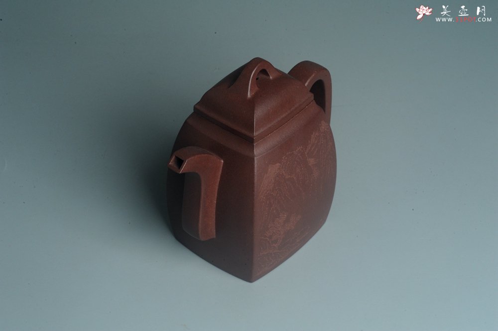 紫砂壶图片：全手工精致汉方壶 装饰山水 特文气 - 宜兴紫砂壶网