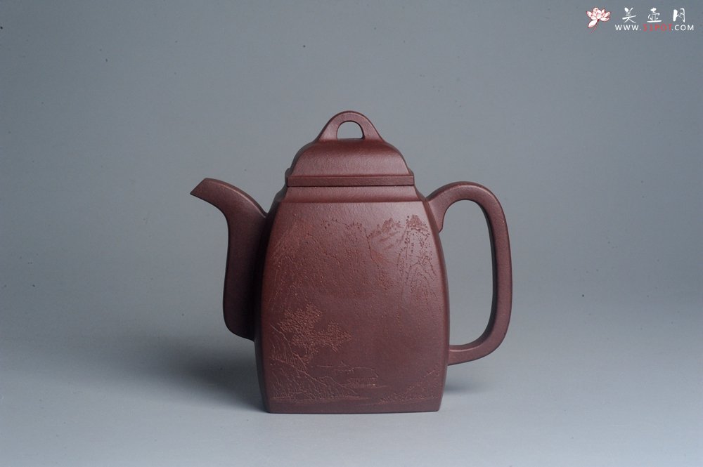 紫砂壶图片：全手工精致汉方壶 装饰山水 特文气 - 宜兴紫砂壶网