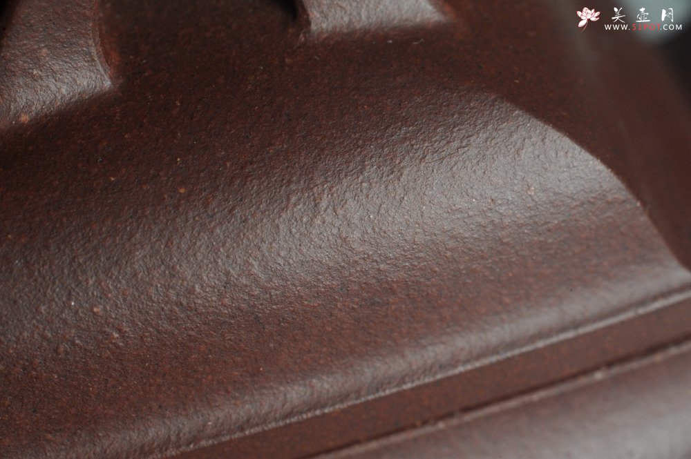 紫砂壶图片：全手工精致汉方壶 装饰山水 特文气 - 宜兴紫砂壶网