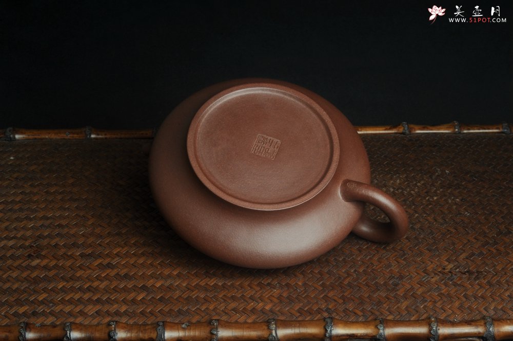 紫砂壶图片：美壶特惠 端庄大气虚扁 做工精致 - 宜兴紫砂壶网