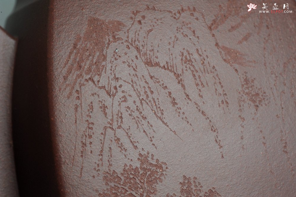 紫砂壶图片：全手工精致汉方壶 装饰山水 特文气 - 宜兴紫砂壶网