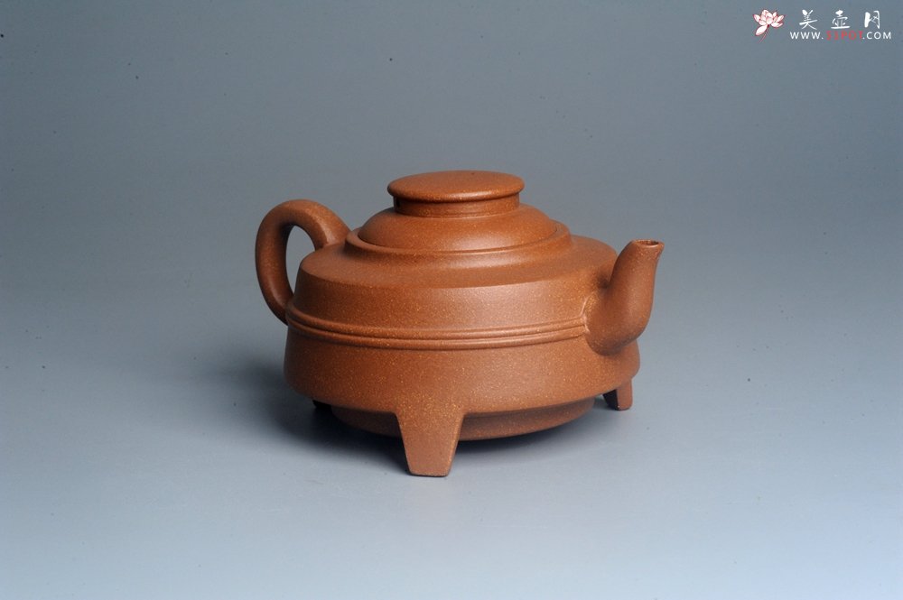 紫砂壶图片：美壶特惠 精致手工茶壶 原矿老段泥三足鼎立紫砂壶茶具 - 宜兴紫砂壶网