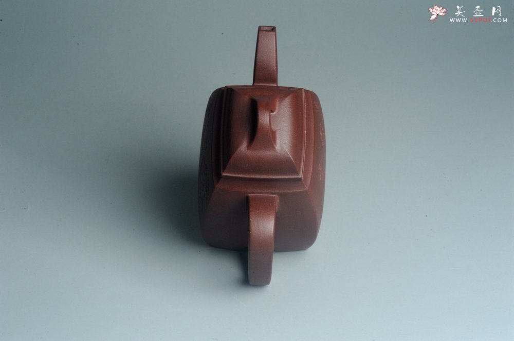 紫砂壶图片：全手工精致汉方壶 装饰山水 特文气 - 宜兴紫砂壶网