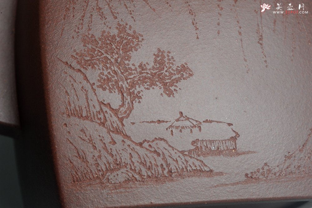 紫砂壶图片：全手工精致汉方壶 装饰山水 特文气 - 宜兴紫砂壶网