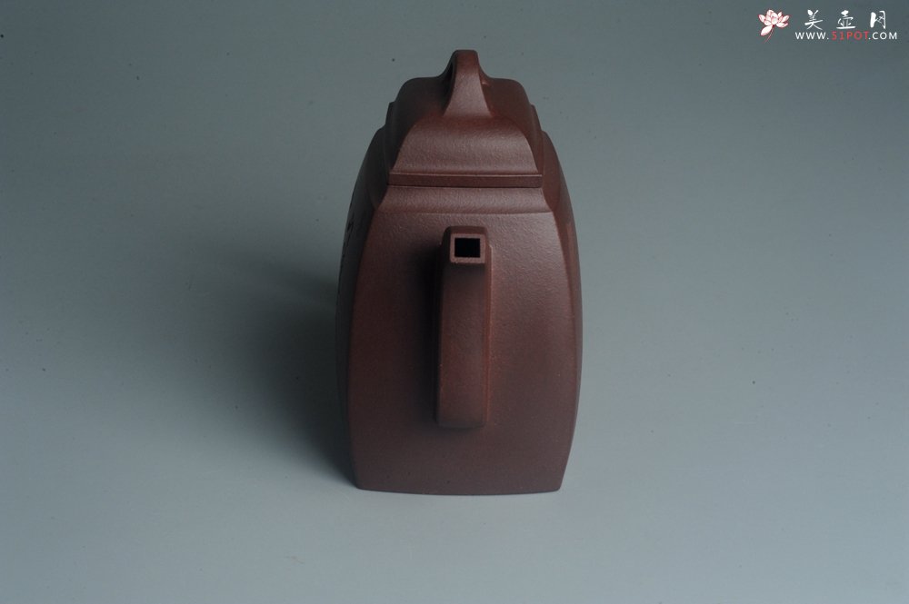 紫砂壶图片：全手工精致汉方壶 装饰山水 特文气 - 宜兴紫砂壶网