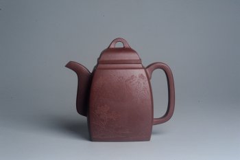 紫砂壶图片：全手工精致汉方壶 装饰山水 特文气 - 宜兴紫砂壶网