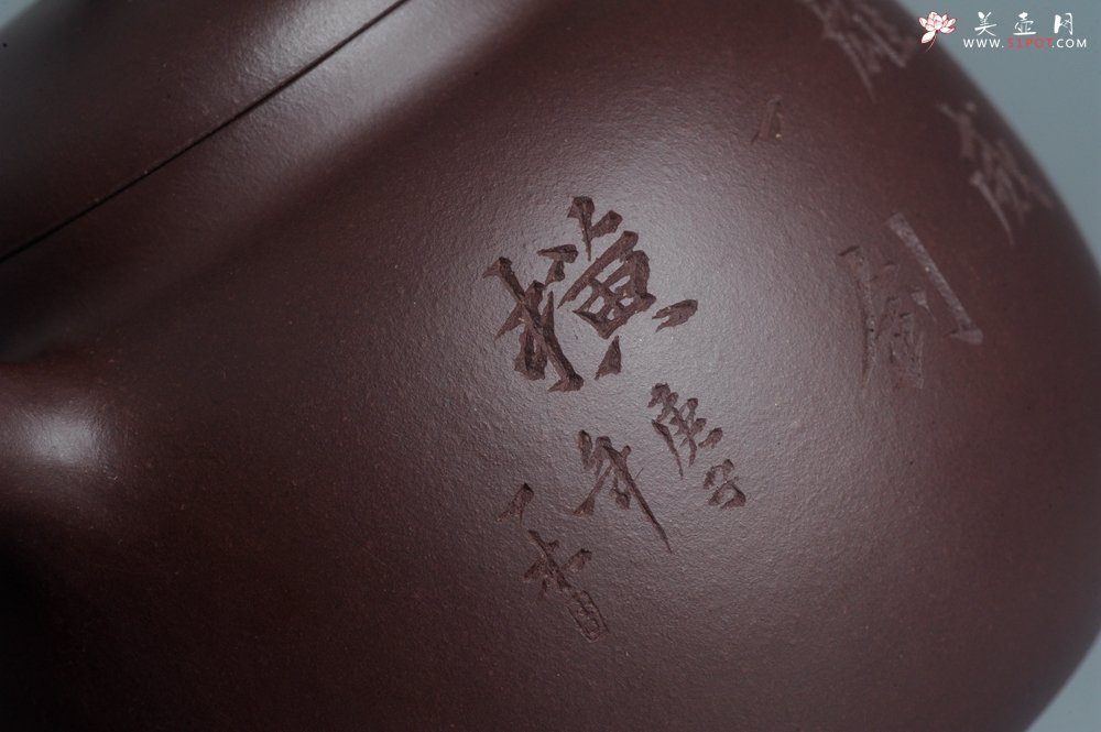 紫砂壶图片：特油润底曹青全手工一捺底景舟茄段 装饰人物特文气 - 宜兴紫砂壶网