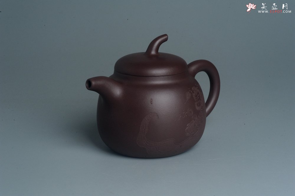 紫砂壶图片：特油润底曹青全手工一捺底景舟茄段 装饰人物特文气 - 宜兴紫砂壶网