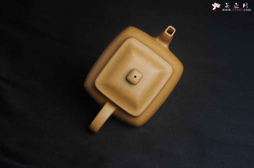 紫砂壶图片：实力派张海艳 全手工黄金段泥四方纳福壶 泥料做工俱佳 期待与亲结缘 - 宜兴紫砂壶网