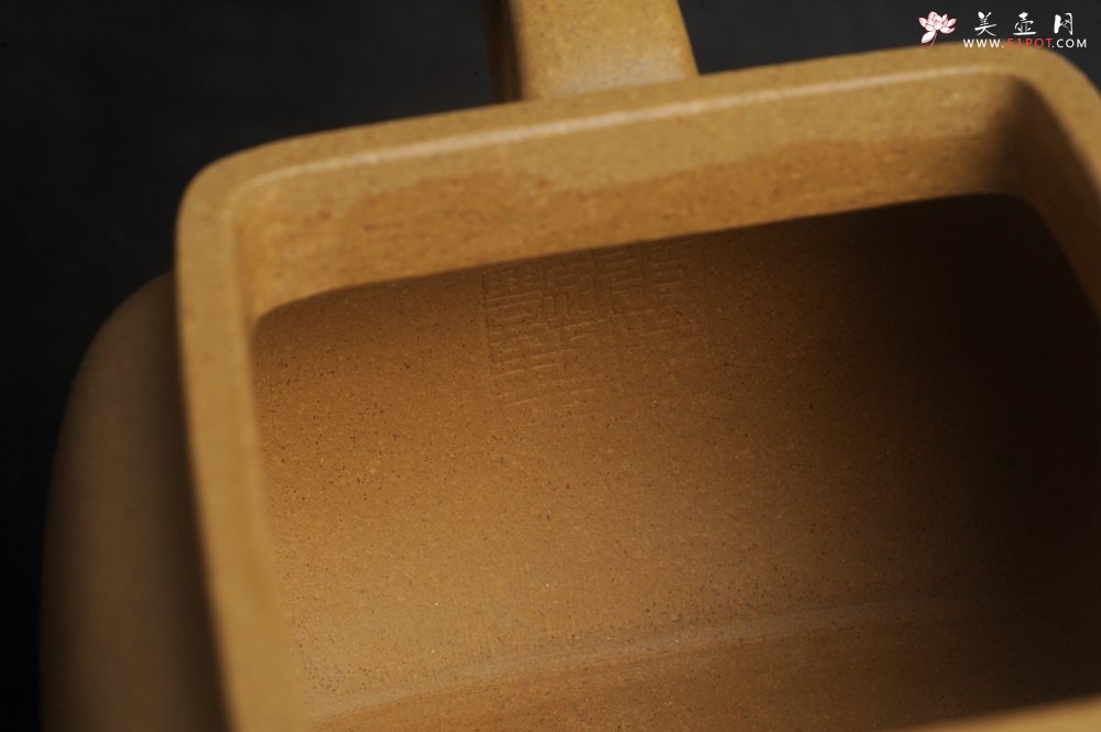 紫砂壶图片：实力派张海艳 全手工黄金段泥四方纳福壶 泥料做工俱佳 期待与亲结缘 - 宜兴紫砂壶网