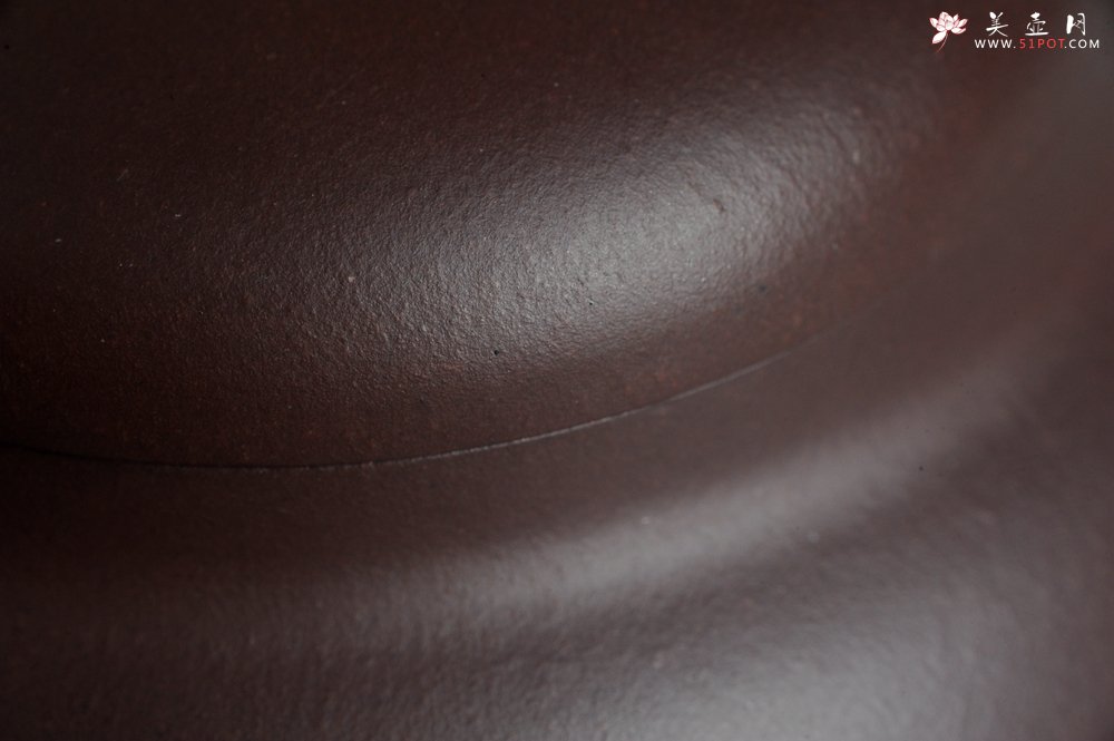 紫砂壶图片：特油润底曹青全手工一捺底景舟茄段 装饰人物特文气 - 宜兴紫砂壶网