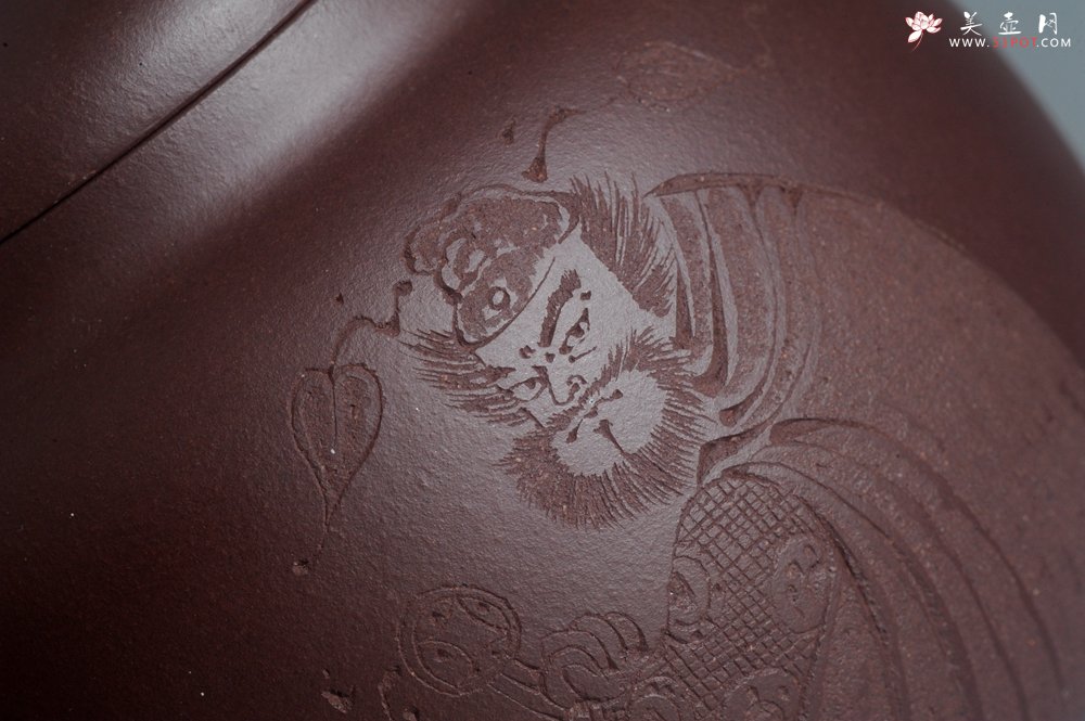 紫砂壶图片：特油润底曹青全手工一捺底景舟茄段 装饰人物特文气 - 宜兴紫砂壶网