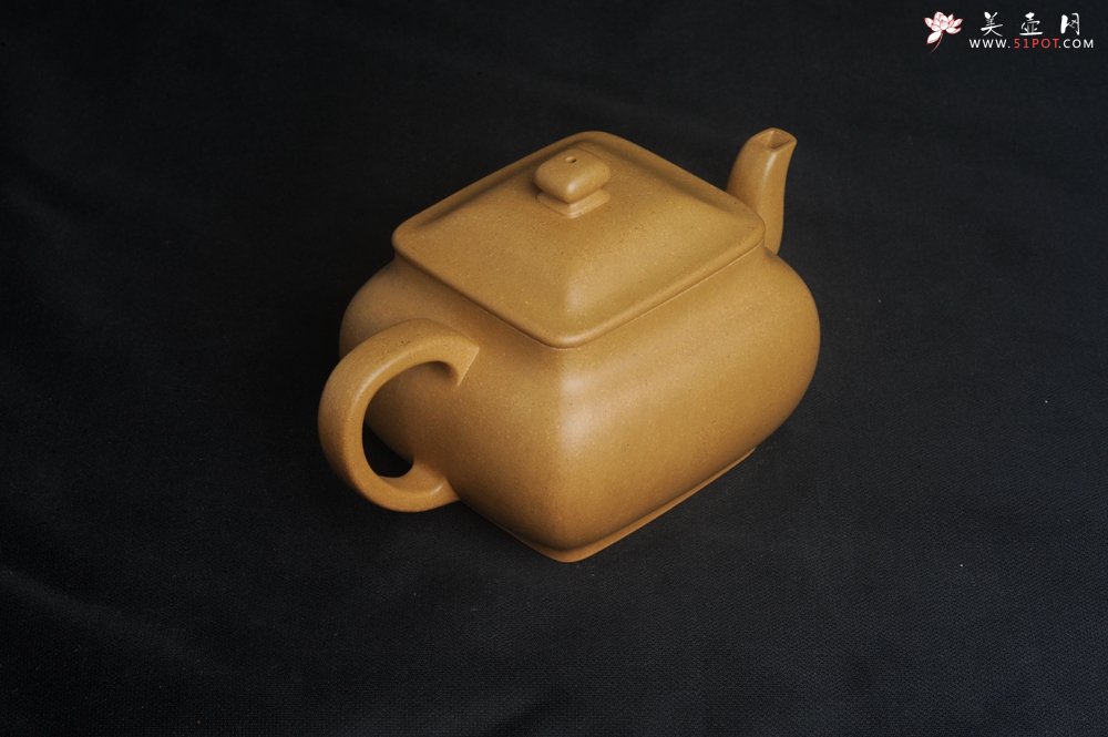 紫砂壶图片：实力派张海艳 全手工黄金段泥四方纳福壶 泥料做工俱佳 期待与亲结缘 - 宜兴紫砂壶网