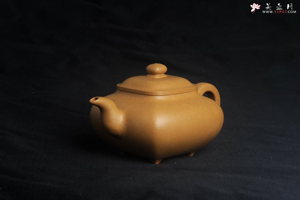紫砂壶图片：实力派张海艳 全手精工黄金段泥传大炉壶 泥料做工俱佳 期待与您结缘 - 宜兴紫砂壶网