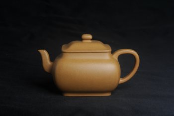 紫砂壶图片：实力派张海艳 全手工黄金段泥四方纳福壶 泥料做工俱佳 期待与亲结缘 - 宜兴紫砂壶网