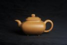 紫砂壶图片：实力派张海艳 全手精工黄金段泥传大炉壶 泥料做工俱佳 期待与您结缘 - 宜兴紫砂壶网