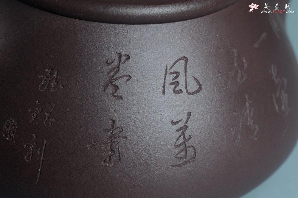 紫砂壶图片：实力派工艺师周斌 优质底槽青全手工精工 满瓢壶 张听钢装饰人物 明月一壶酒 清风万卷书 - 宜兴紫砂壶网