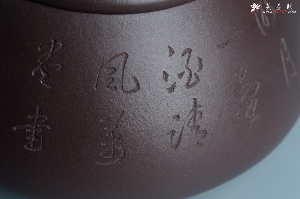 紫砂壶图片：实力派工艺师周斌 优质底槽青全手工精工 满瓢壶 张听钢装饰人物 明月一壶酒 清风万卷书 - 宜兴紫砂壶网