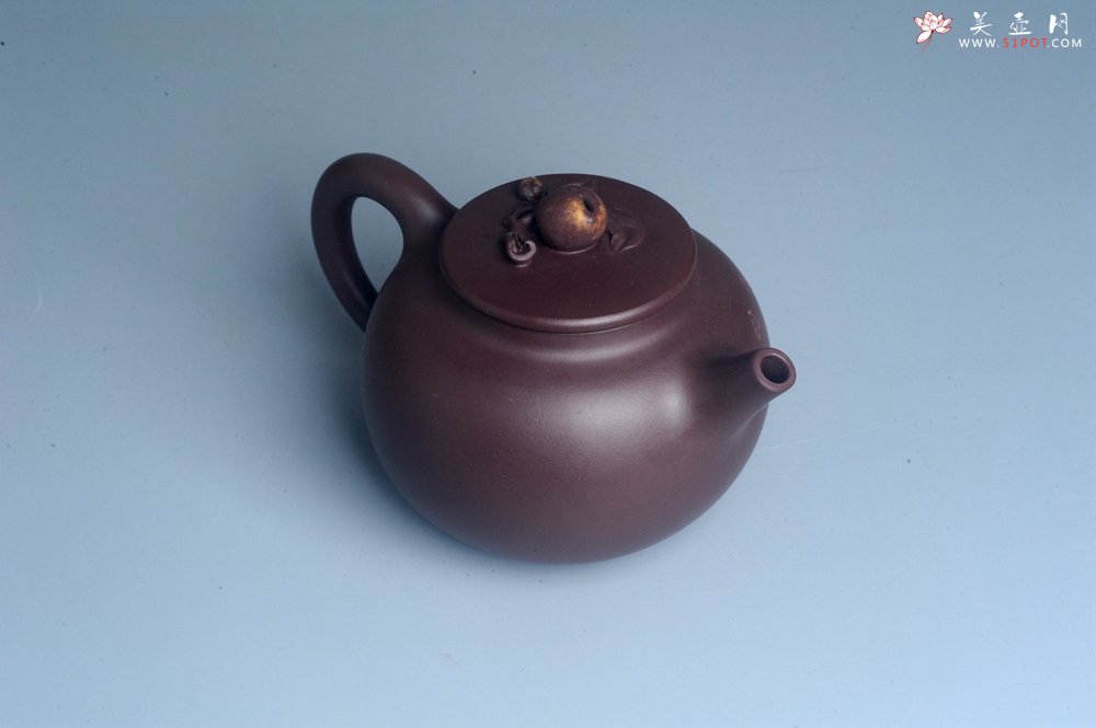 紫砂壶图片：实力派工艺师周斌 优质底槽清全手工精工 原创寿桃壶 陶兴双刀装饰 福如东海长流水 寿比南山不老松 特 - 宜兴紫砂壶网