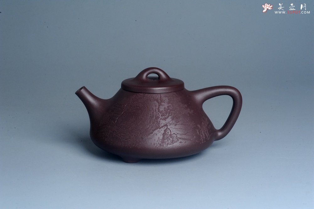 紫砂壶图片：实力派助工周斌 优质底槽青全手工精工 子冶石瓢壶 张听钢精刻山水 青山似欲留人住  香茗何妨为客尝 - 宜兴紫砂壶网