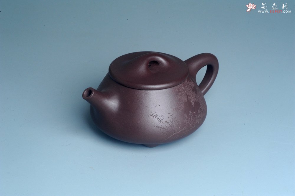 紫砂壶图片：实力派工艺师周斌 优质底槽青全手工精工 满瓢壶 张听钢装饰山水  知足是人生一乐 无为得天地自然 - 宜兴紫砂壶网