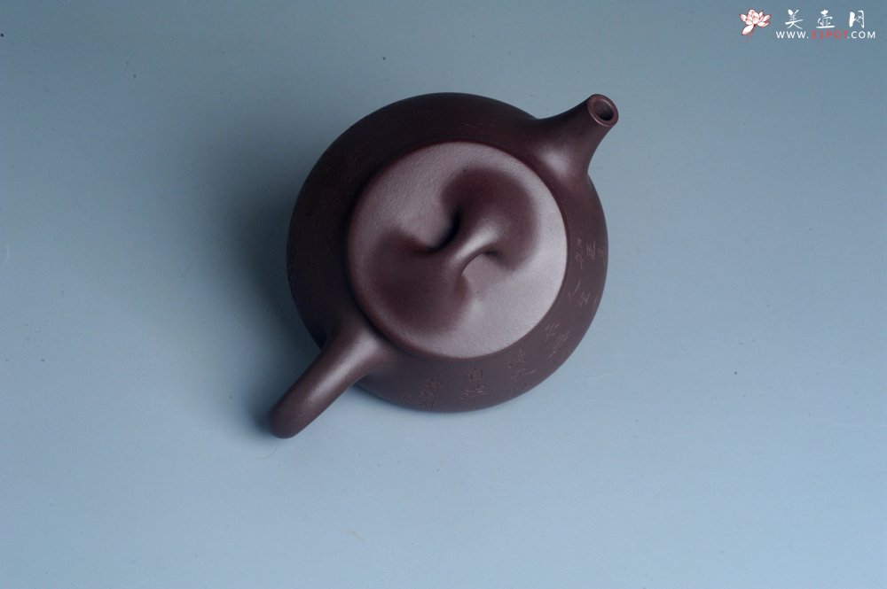 紫砂壶图片：实力派工艺师周斌 优质底槽青全手工精工 满瓢壶 张听钢装饰山水  知足是人生一乐 无为得天地自然 - 宜兴紫砂壶网