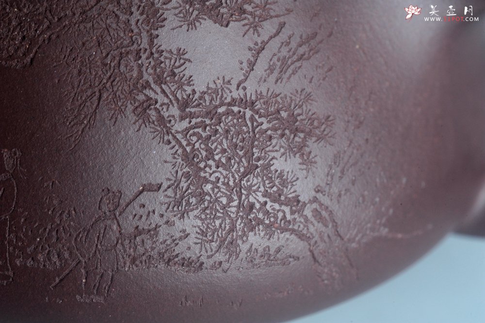 紫砂壶图片：实力派工艺师周斌 优质底槽青全手工精工 满瓢壶 张听钢装饰山水  知足是人生一乐 无为得天地自然 - 宜兴紫砂壶网